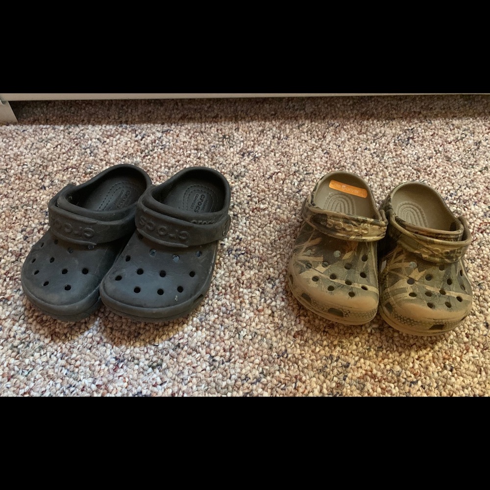 Toddler boys Crocs size 7 black and camo set